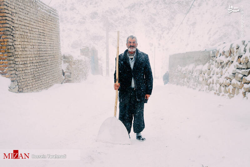 عکس/ کمکرسانی به روستاهای صعبالعبور خوی