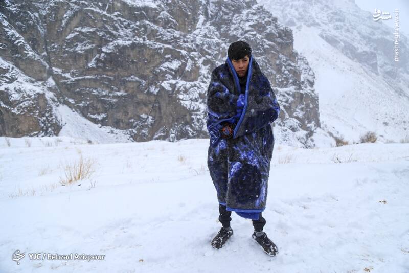 عکس/ کمکرسانی به روستاهای صعبالعبور خوی