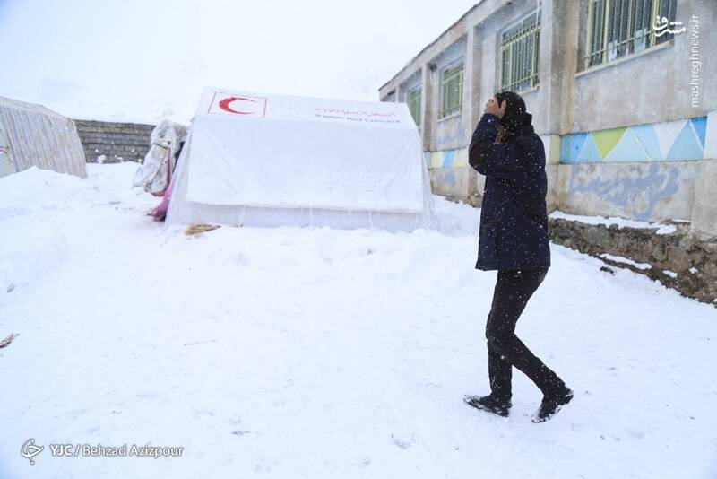 عکس/ کمکرسانی به روستاهای صعبالعبور خوی
