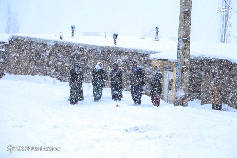 عکس/ کمکرسانی به روستاهای صعبالعبور خوی