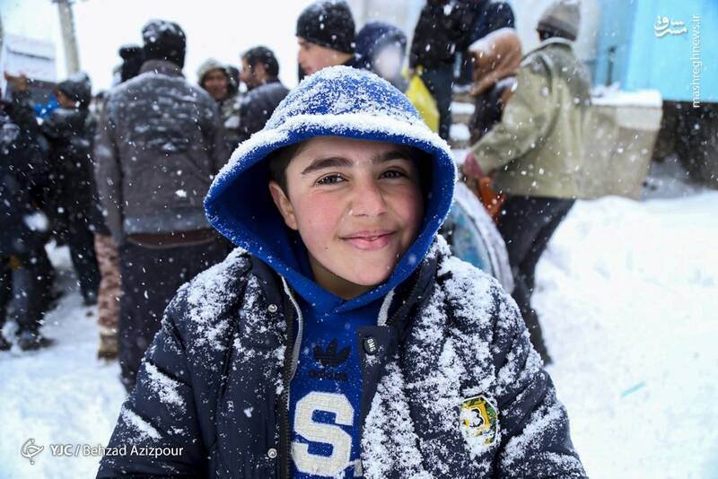 عکس/ کمکرسانی به روستاهای صعبالعبور خوی