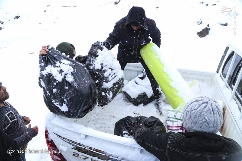 عکس/ کمکرسانی به روستاهای صعبالعبور خوی