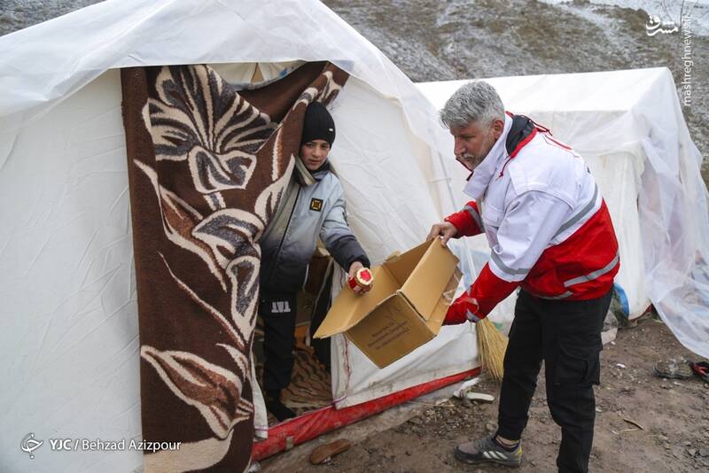 عکس/ کمکرسانی به روستاهای صعبالعبور خوی