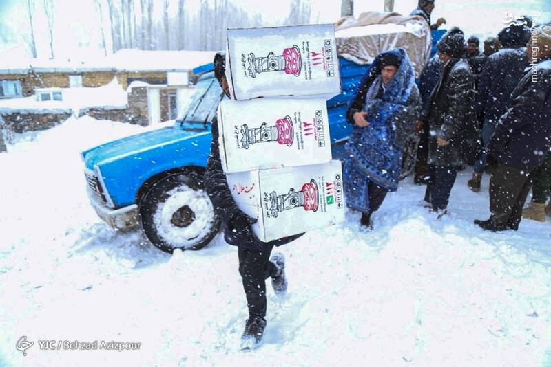 عکس/ کمکرسانی به روستاهای صعبالعبور خوی