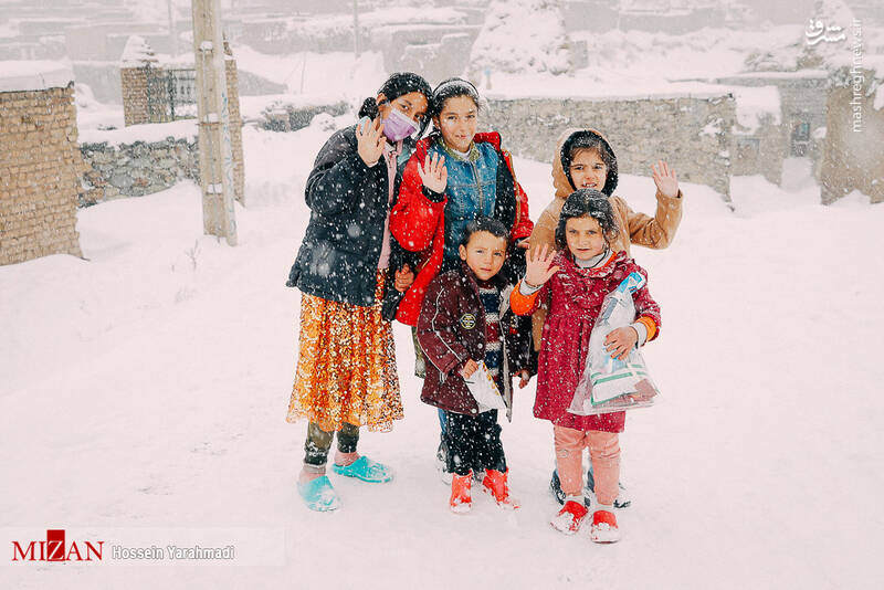 عکس/ کمکرسانی به روستاهای صعبالعبور خوی