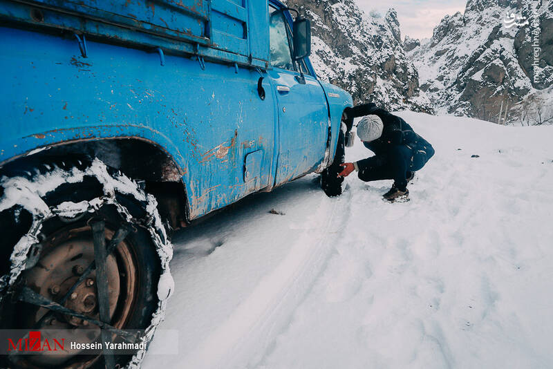 عکس/ کمکرسانی به روستاهای صعبالعبور خوی
