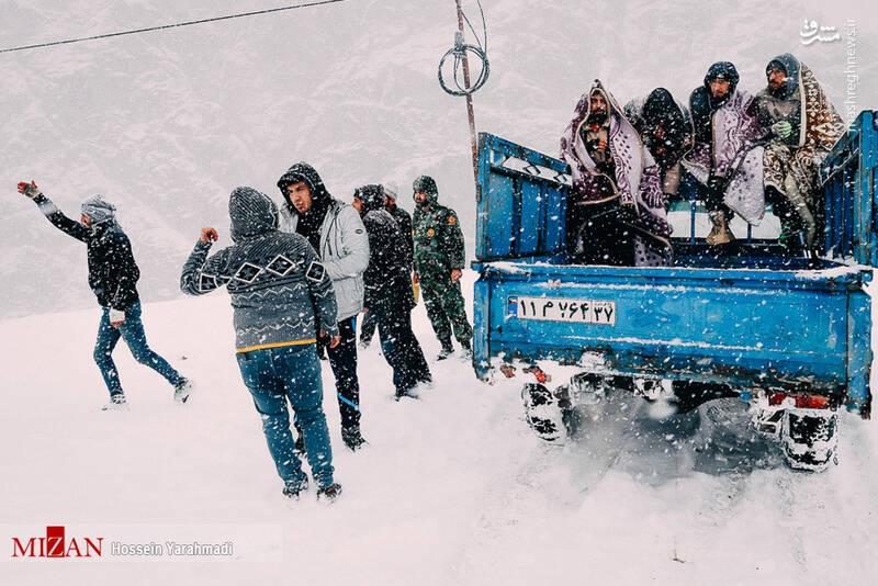 عکس/ کمکرسانی به روستاهای صعبالعبور خوی