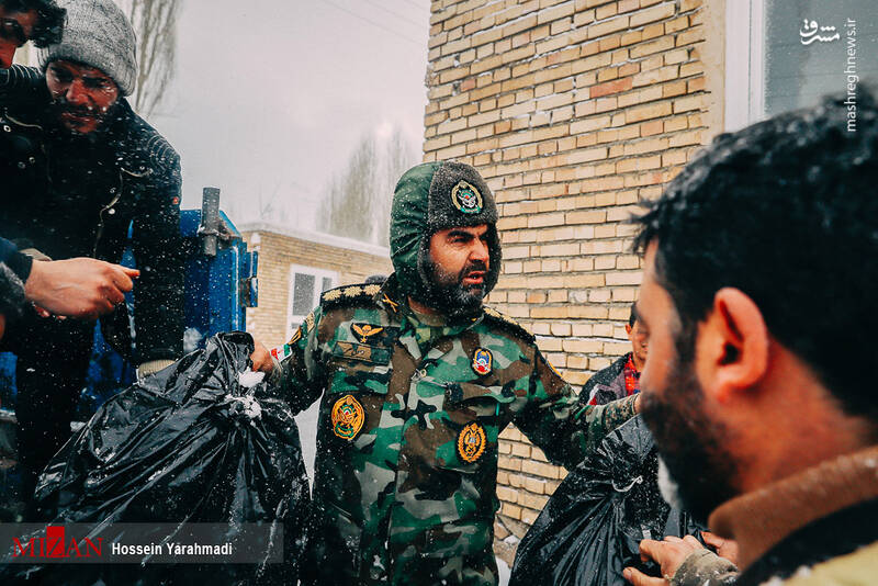 عکس/ کمکرسانی به روستاهای صعبالعبور خوی
