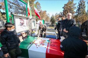 ادای احترام مدیرعامل باشگاه استقلال به شهدا + عکس