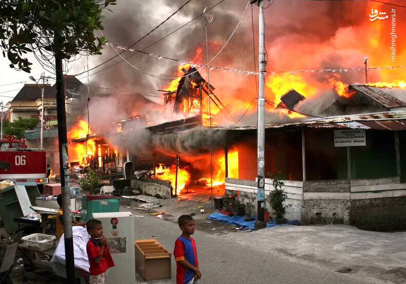 آتش سوزی بعد از زلزله 7.6 ریشتری در اندونزی در سال 2009 با بیش از 200 کشته