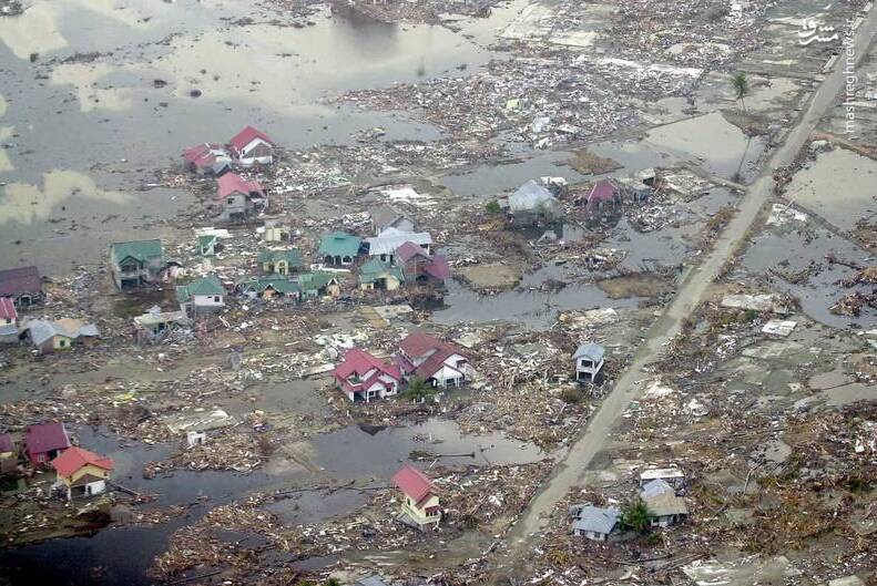 شهر باندا آچه اندونزی که توسط سونامی ناشی از زمین لرزه زیر دریا که در نزدیکی ساحل غربی شمال سوماترا رخ داد جان 20000 نفر را گرفت