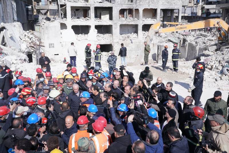 بشار اسد: برای کاهش رنج های مردم سوریه بی وقفه کار می کنم +عکس و فیلم