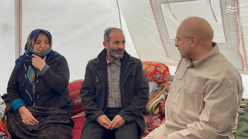 حضور قالیباف در چادر زلزلهزدگان خوی+ عکس