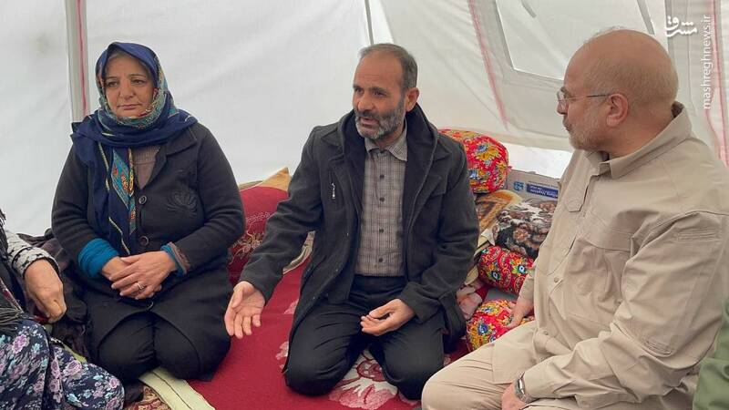 حضور قالیباف در چادر زلزلهزدگان خوی+ عکس