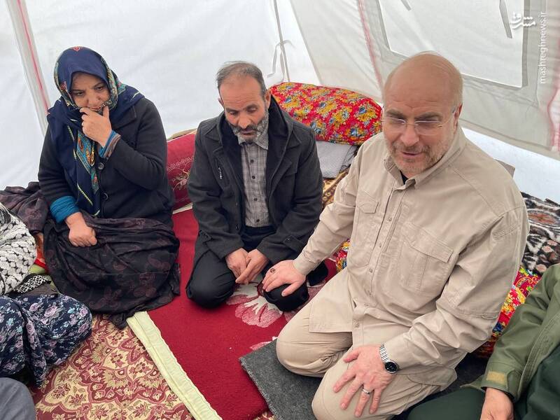 حضور قالیباف در چادر زلزلهزدگان خوی+ عکس