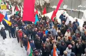راهپیماییِ مردم کشمیر در جشن پیروزی انقلاب ایران