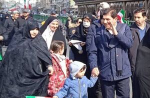 حضور مخبر با خانواده در راهپیمایی 22 بهمن