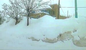 فیلم| ارتفاع برف در «کوهرنگ» به نزدیک ۲ متر رسید