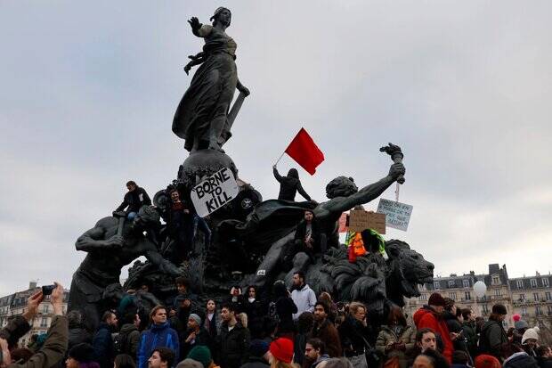 تظاهرات میلیونی مردم فرانسه علیه دولت ماکرون+ تصاویر