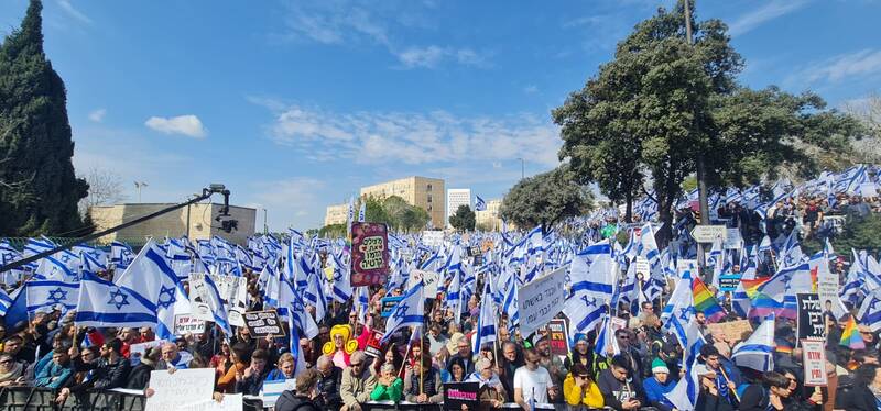 ششمین هفته از تظاهرات در سرزمینهای اشغالی / رژیم صهیونیستی روی خط بحرانهای داخلی +عکس و فیلم