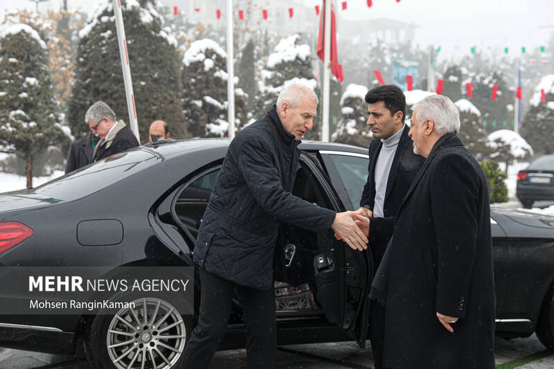 سید حمید سجادی وزیر ورزش و جوانان ایران در حال استقبال از  الگ ماتیستین وزیر ورزش روسیه در وزارتخانه ورزش است