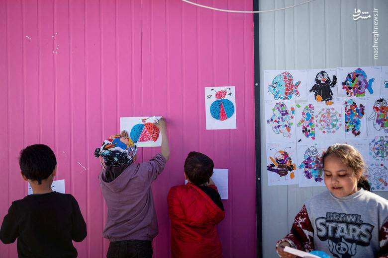 کودکان آثار هنری خود را در اردوگاه برای زلزله زدگان در اسکندرون، ترکیه به نمایش می گذارند. 