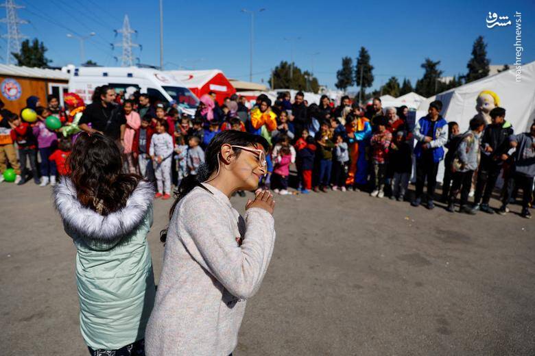 کودکان در عثمانیه ترکیه، در فعالیتی با هدف سرگرمی و حمایت از سلامت روان زلزله زدگان شرکت می کنند. 