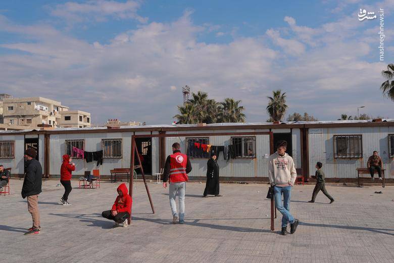 افراد متاثر از زلزله در مدرسه رفعت داهو، که پناهجویان زیادی را در خود جای داده است، در لاذقیه، سوریه دیده می شوند. 