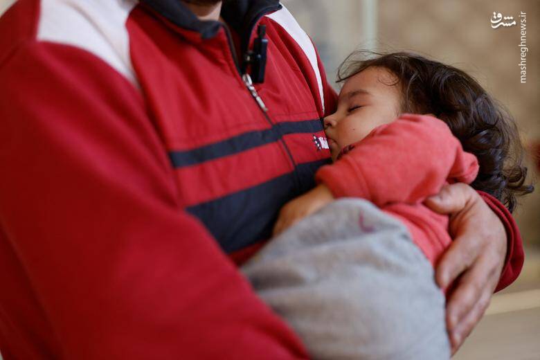 بلال الشیخ، یک سوری آواره، دخترش را در یک پناهگاه موقت که میزبان حدود 250 نفر در مرسین، ترکیه، است، نگه می دارد. 