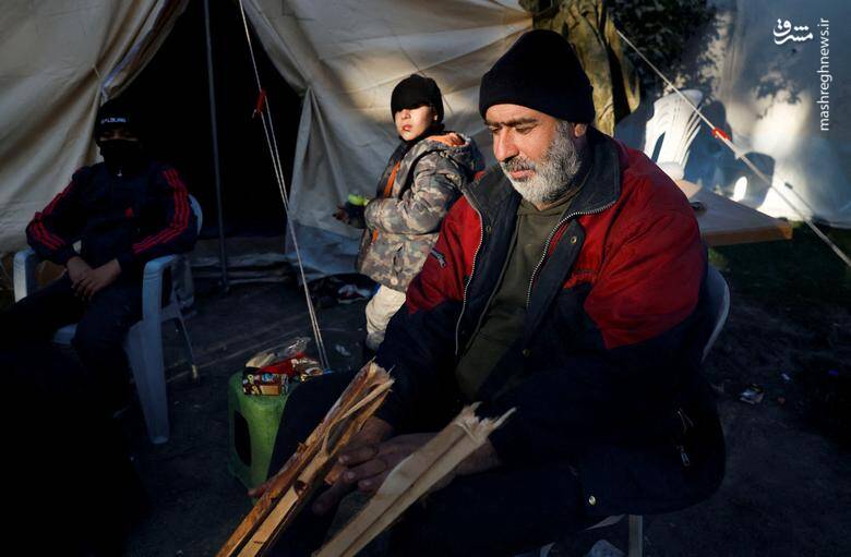 حسین الفاراج از سوریه در یک اردوگاه موقت در آنتاکیا، استان هاتای، ترکیه نشسته است. 