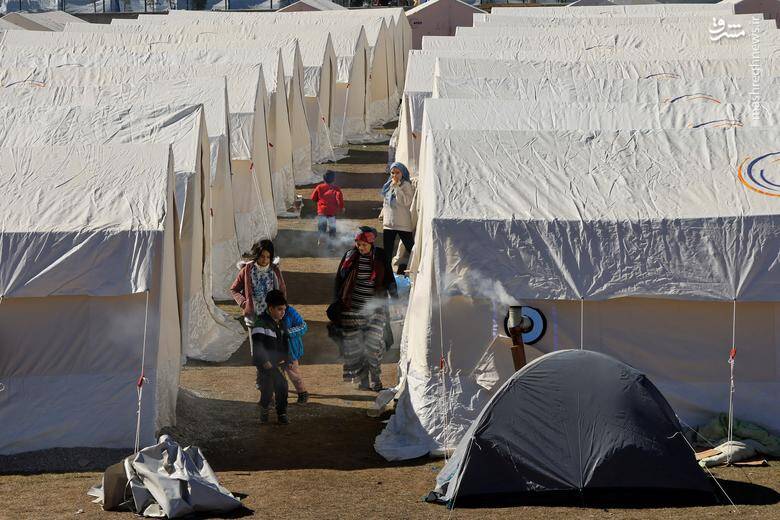مردم در یک پیست ورزشی که به عنوان اردوگاه برای بازماندگان زلزله در آدیامان، ترکیه، خدمت می کند به تصویر کشیده شده است.