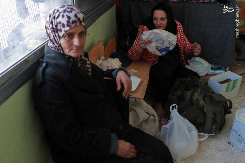 دو زن پس از زلزله در لاذقیه، سوریه به مدرسه رفعت داهو پناه آورده اند.