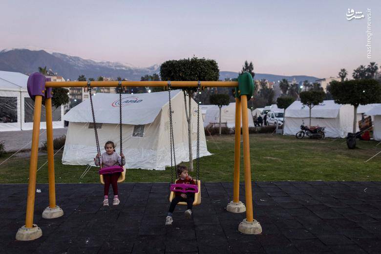 بازی کودکان در پارکی که به اردوگاه آوارگان در اسکندرون، استان هاتای، ترکیه، تبدیل شده است. 