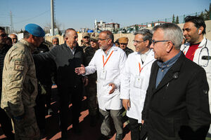وزیر خارجه ترکیه از بیمارستان ارسالی ارتش به این کشور بازدید کرد