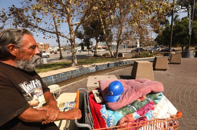 راننده سابق کامیون در محله لینکلن هایتس کالیفرنیا که بعد از همه گیری کرونا بی خانمان شده است. راننده سابق کامیون در محله لینکلن هایتس کالیفرنیا که بعد از همه گیری کرونا بی خانمان شده است.