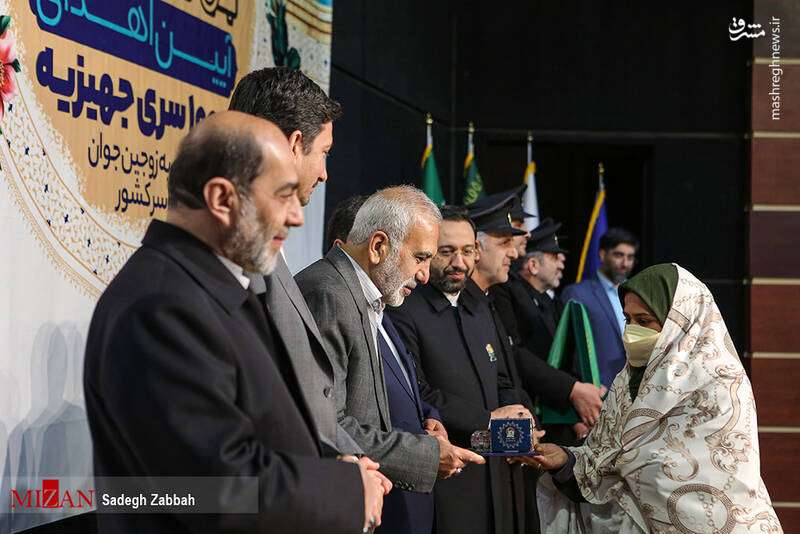 عکس/ اهدای ۱۰۰۰ سری جهیزیه به زوجهای جوان در مشهد