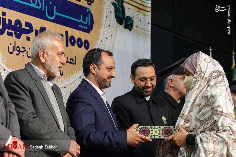 عکس/ اهدای ۱۰۰۰ سری جهیزیه به زوجهای جوان در مشهد