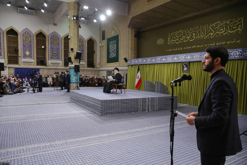 آذربایجان اویاخدی، انقلابا دایاخدی