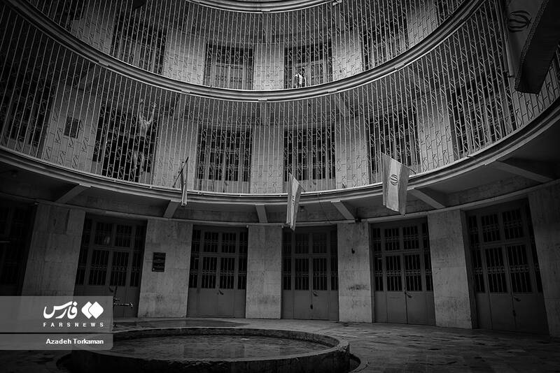 شکنجهگر زنان، شعار زن زندگی آزادی سر میدهد+ عکس