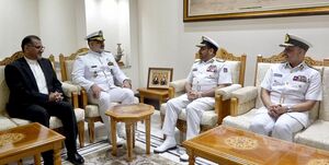 دریادار ایرانی با رئیس ستادکل نیروهای مسلح سلطنت عمان دیدار کرد