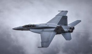 فیلم/ عبور جنگنده F-۱۸ از چراغ سبز چهارراه!