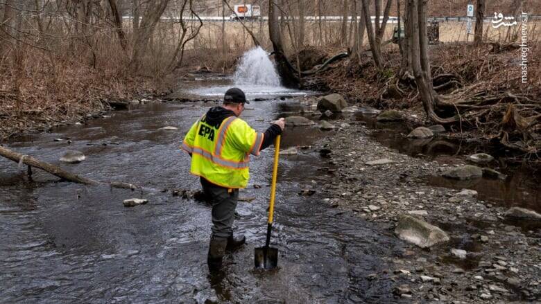 عکس/ پاکسازی محل انفجار قطار سمی اوهایو