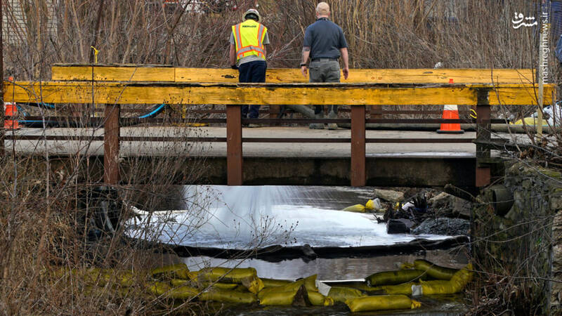 عکس/ پاکسازی محل انفجار قطار سمی اوهایو