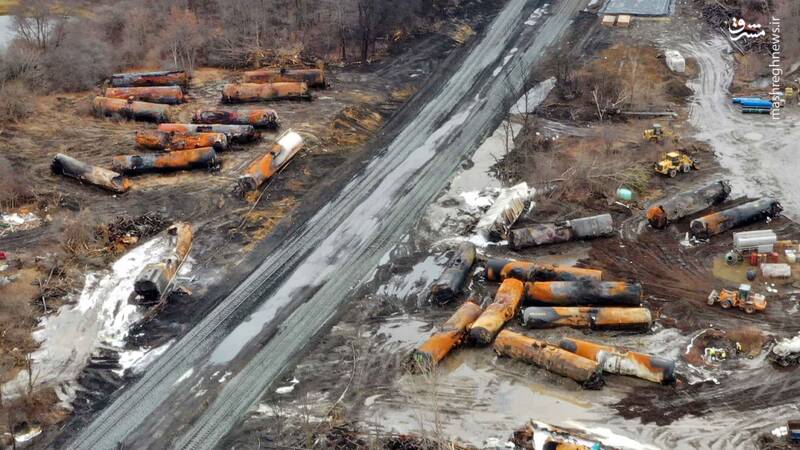 عکس/ پاکسازی محل انفجار قطار سمی اوهایو