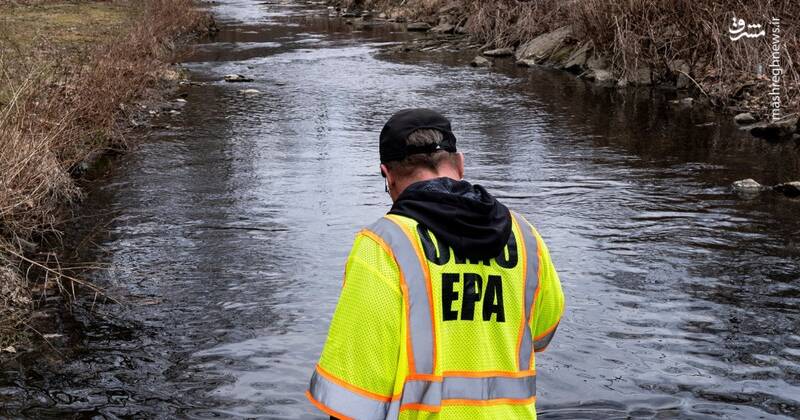 عکس/ پاکسازی محل انفجار قطار سمی اوهایو