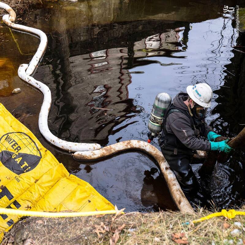 عکس/ پاکسازی محل انفجار قطار سمی اوهایو