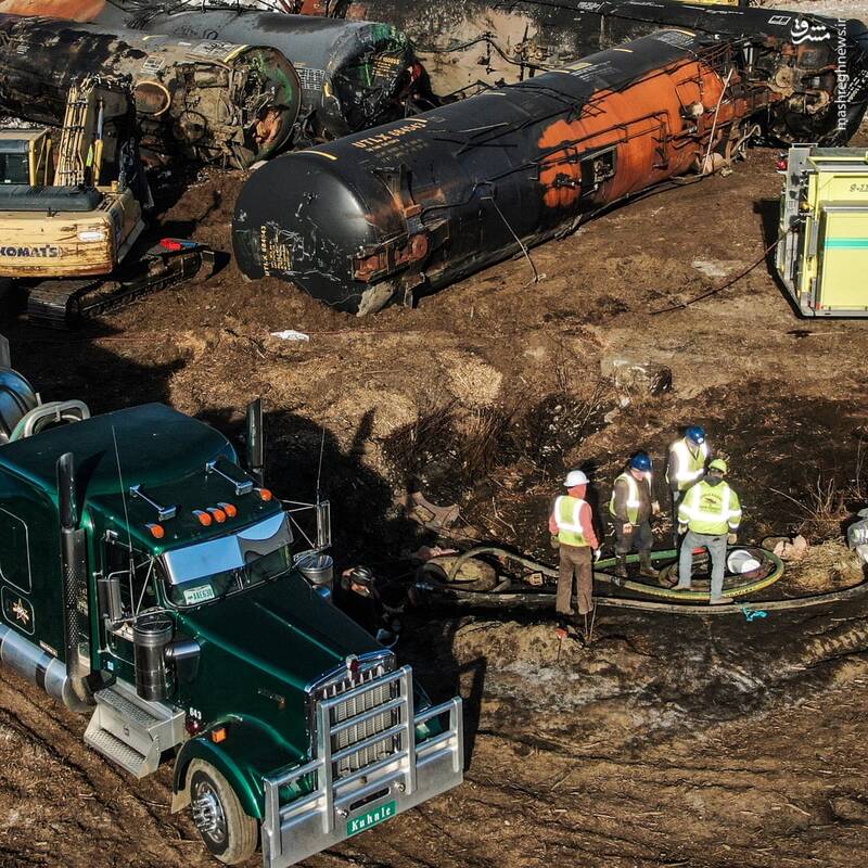 عکس/ پاکسازی محل انفجار قطار سمی اوهایو