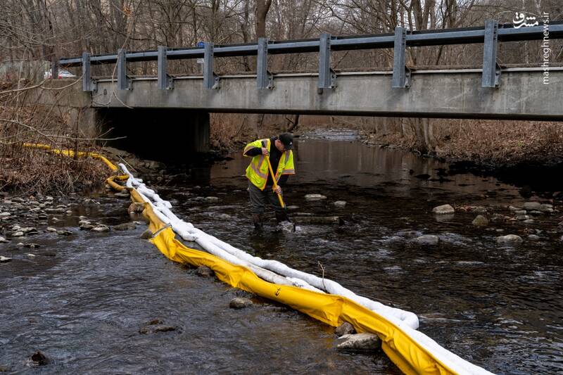 عکس/ پاکسازی محل انفجار قطار سمی اوهایو