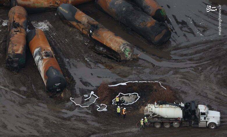 عکس/ پاکسازی محل انفجار قطار سمی اوهایو