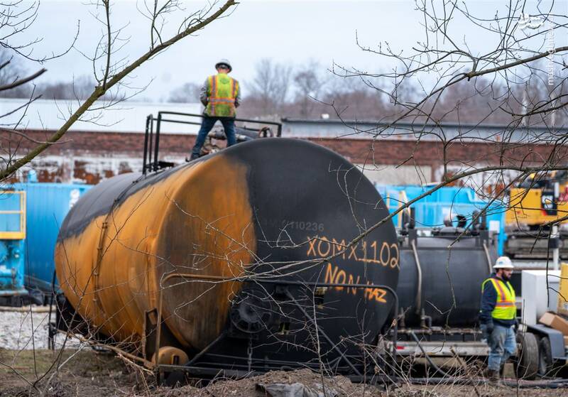 عکس/ پاکسازی محل انفجار قطار سمی اوهایو